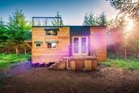 Mountaineer Tiny Home with Rooftop Deck บ้านเล็ก ๆ ที่ดีที่สุดใน airbnb ในระบบโครงเหล็กวัดแสง
