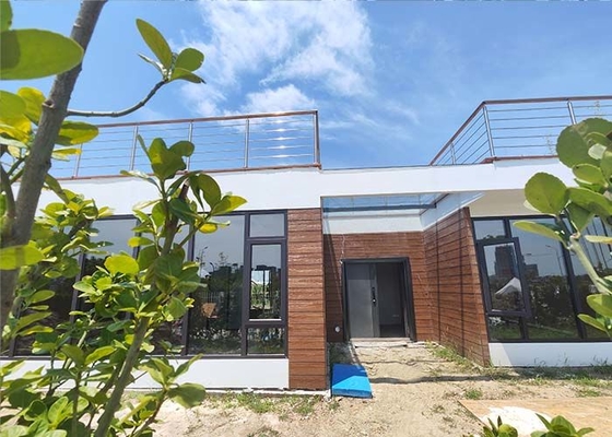 บ้าน Prefab ที่ทันสมัยที่มีระบบกรอบเหล็กขนาดเบา บังกะโลไม้สําหรับชายหาด