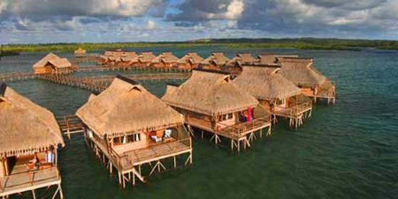 โมเดิร์น Prefab Steel Yellow Overwater Bungalow พื้นไม้ลามิเนตโรงแรมสำเร็จรูป